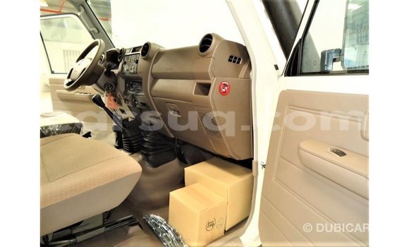 Acheter Import Voiture Toyota Land Cruiser Blanc à Import - Dubai, Barh el Gazel Acheter Import Voiture Toyota Land Cruiser Blanc à Import - Dubai, Barh el Gazel