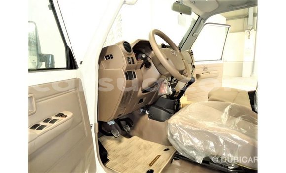 Acheter Import Voiture Toyota Land Cruiser Blanc à Import - Dubai, Barh el Gazel Acheter Import Voiture Toyota Land Cruiser Blanc à Import - Dubai, Barh el Gazel