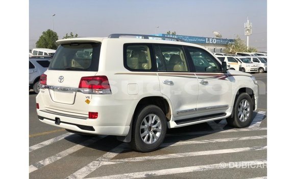 Acheter Import Voiture Toyota Land Cruiser Blanc à Import - Dubai, Barh el Gazel Acheter Import Voiture Toyota Land Cruiser Blanc à Import - Dubai, Barh el Gazel