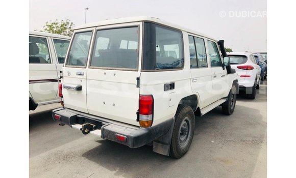 Acheter Import Voiture Toyota Land Cruiser Blanc à Import - Dubai, Barh el Gazel Acheter Import Voiture Toyota Land Cruiser Blanc à Import - Dubai, Barh el Gazel