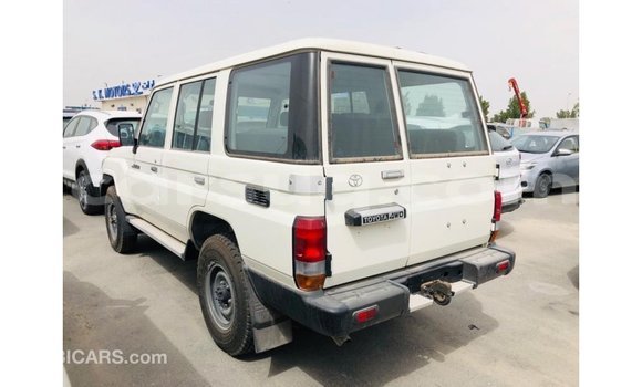 Acheter Import Voiture Toyota Land Cruiser Blanc à Import - Dubai, Barh el Gazel Acheter Import Voiture Toyota Land Cruiser Blanc à Import - Dubai, Barh el Gazel