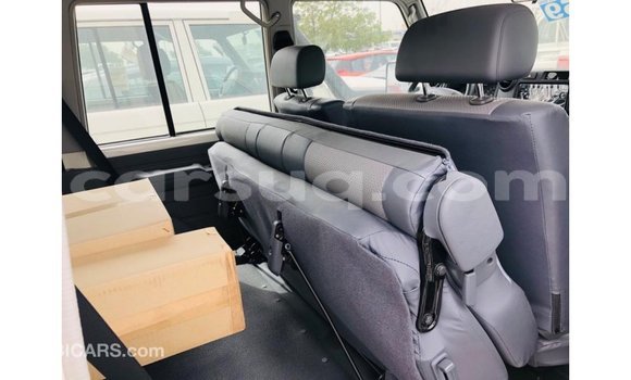 Acheter Import Voiture Toyota Land Cruiser Blanc à Import - Dubai, Barh el Gazel Acheter Import Voiture Toyota Land Cruiser Blanc à Import - Dubai, Barh el Gazel