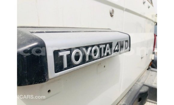 Acheter Import Voiture Toyota Land Cruiser Blanc à Import - Dubai, Barh el Gazel Acheter Import Voiture Toyota Land Cruiser Blanc à Import - Dubai, Barh el Gazel