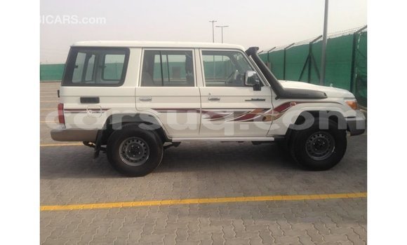 Acheter Import Voiture Toyota Land Cruiser Blanc à Import - Dubai, Barh el Gazel Acheter Import Voiture Toyota Land Cruiser Blanc à Import - Dubai, Barh el Gazel