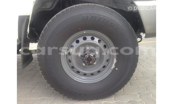 Acheter Import Voiture Toyota Land Cruiser Blanc à Import - Dubai, Barh el Gazel Acheter Import Voiture Toyota Land Cruiser Blanc à Import - Dubai, Barh el Gazel