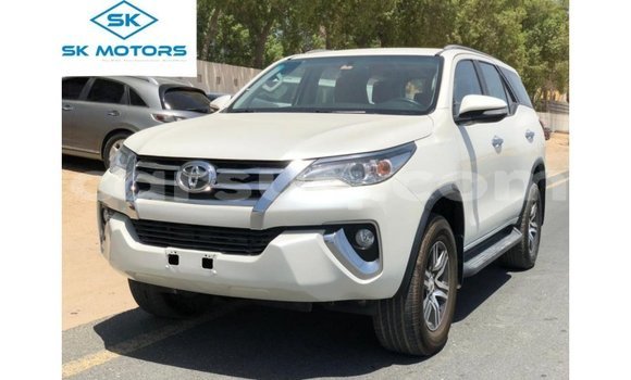 Acheter Import Voiture Toyota Fortuner Blanc à Import - Dubai, Barh el Gazel