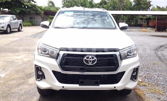 Acheter Import Voiture Toyota Hilux Blanc à Abou Deia, Salamat