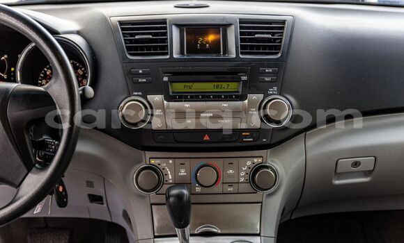 Acheter Occasion Voiture Toyota Highlander Blanc à N'Djamena, Chari-Baguirmi Acheter Occasion Voiture Toyota Highlander Blanc à N'Djamena, Chari-Baguirmi