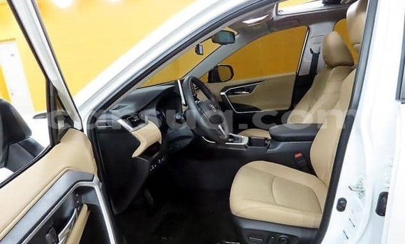 Acheter Occasion Voiture Toyota RAV4 Blanc à N'Djamena, Chari-Baguirmi Acheter Occasion Voiture Toyota RAV4 Blanc à N'Djamena, Chari-Baguirmi