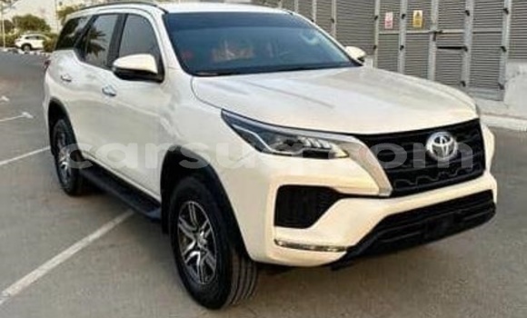 Acheter Occasion Voiture Toyota Fortuner Blanc à N'Djamena, Chari-Baguirmi