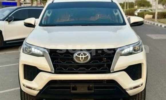 Acheter Occasion Voiture Toyota Fortuner Blanc à N'Djamena, Chari-Baguirmi Acheter Occasion Voiture Toyota Fortuner Blanc à N'Djamena, Chari-Baguirmi