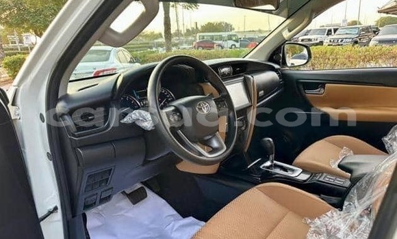 Acheter Occasion Voiture Toyota Fortuner Blanc à N'Djamena, Chari-Baguirmi Acheter Occasion Voiture Toyota Fortuner Blanc à N'Djamena, Chari-Baguirmi