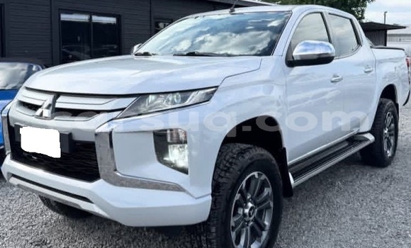 Buy Used Mitsubishi L200 White Car in N'Djamena in Chari-Baguirmi Buy Used Mitsubishi L200 White Car in N'Djamena in Chari-Baguirmi