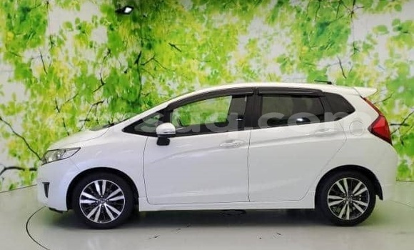 Acheter Occasion Voiture Honda FIT Blanc à N'Djamena, Chari-Baguirmi Acheter Occasion Voiture Honda FIT Blanc à N'Djamena, Chari-Baguirmi