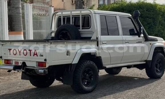 Acheter Occasion Voiture Toyota Land Cruiser Blanc à N'Djamena, Chari-Baguirmi Acheter Occasion Voiture Toyota Land Cruiser Blanc à N'Djamena, Chari-Baguirmi
