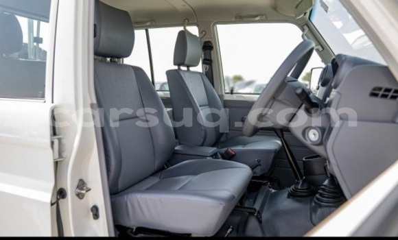 Acheter Occasion Voiture Toyota Land Cruiser Blanc à N'Djamena, Chari-Baguirmi Acheter Occasion Voiture Toyota Land Cruiser Blanc à N'Djamena, Chari-Baguirmi